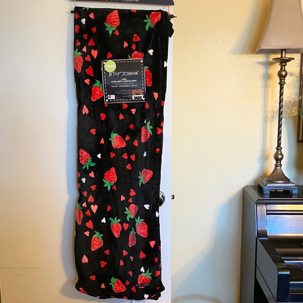 🍓Betsey Johnson twin size plush soft throw blanket NWT